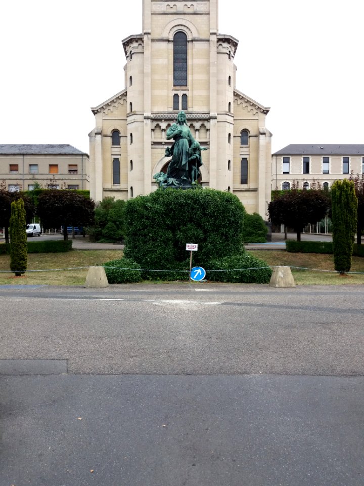 Vichy - Centre hospitalier, statue de la République (5)