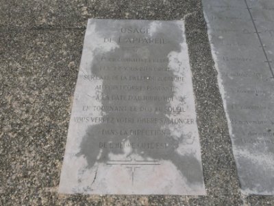 Vienne - Square Missak Manouchian - Cadran solaire analemmatique - Plaque mode d'emploi