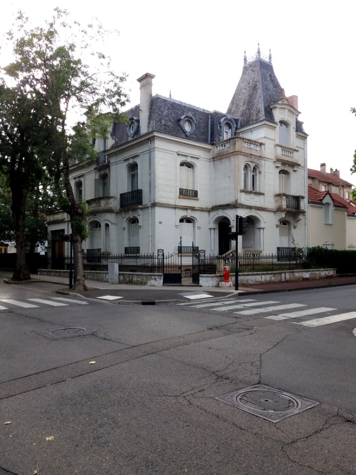 Vichy - Avenue Thermale, maison à l'angle de l'avenue Poncet