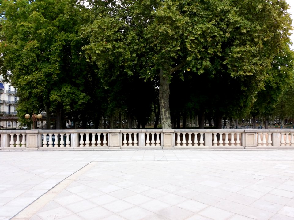 Vichy - Palais des Congrès, terrasse donnant sur le parc des Sources