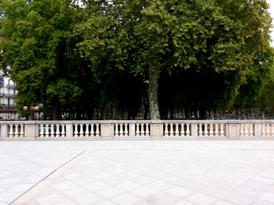 Vichy - Palais des Congrès, terrasse donnant sur le parc des Sources