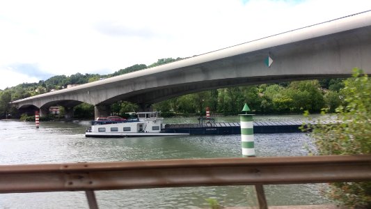 Vienne - Boulevard du Rhône - Pont de l'autoroute A7 et péniche sur le Rhône