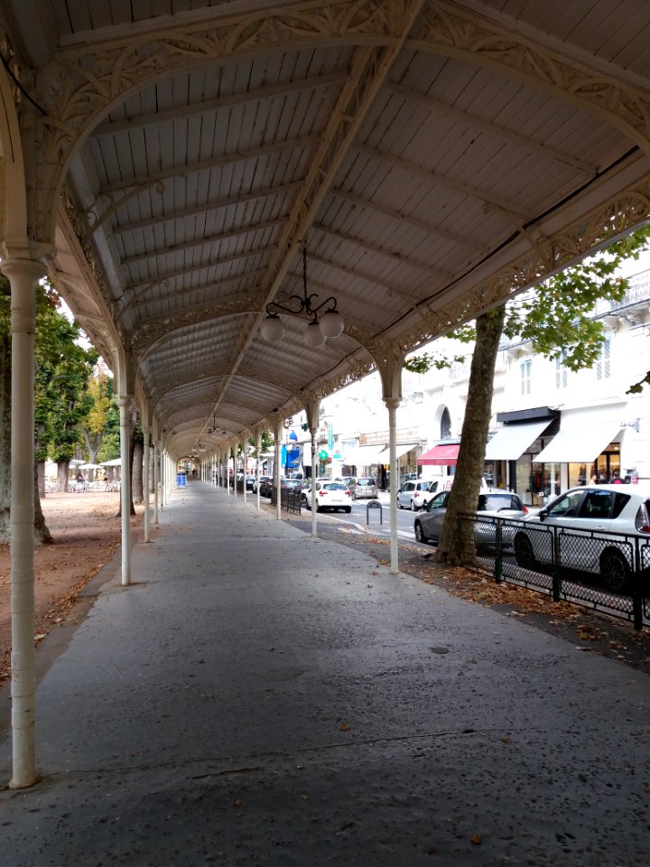 Vichy - Parc des Sources, galerie couverte côté rue du Président Wilson