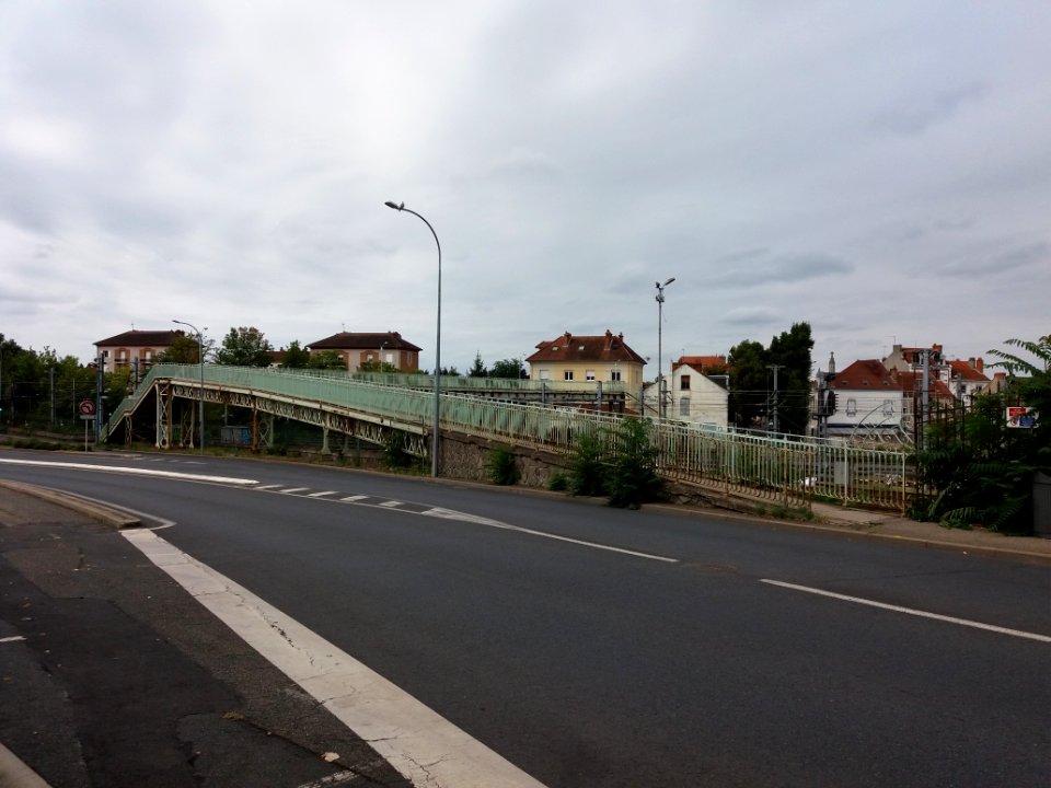 Vichy - Boulevard de l'Hôpital, passerelle qui passe par dessus la gare