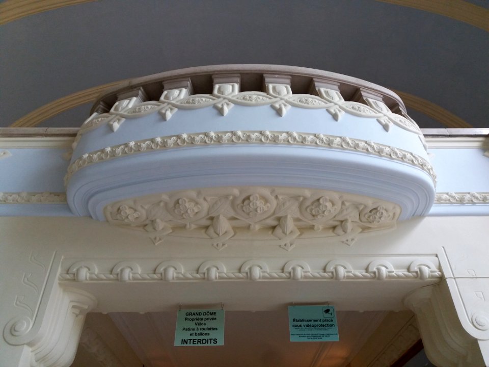 Vichy - Centre thermal des Dômes - Salle du grand dôme, moulures d'un balcon et plaques