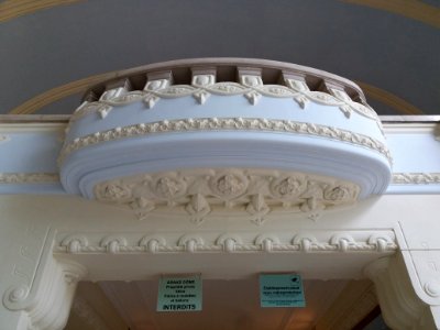 Vichy - Centre thermal des Dômes - Salle du grand dôme, moulures d'un balcon et plaques