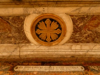 Vienne - Cathédrale Saint-Maurice - Maître-autel, inscription à l'arrière