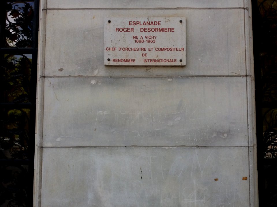 Vichy - Palais des Congrès, plaque esplanade Roger Desormière