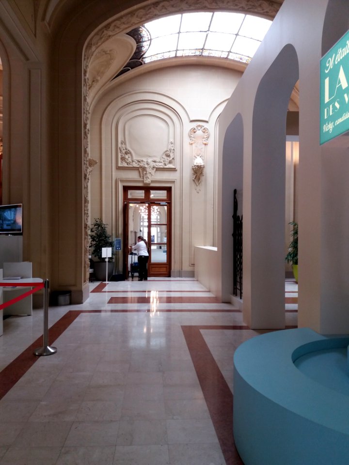 Vichy - Palais des Congrès, intérieur, couloir partant du hall d'entrée