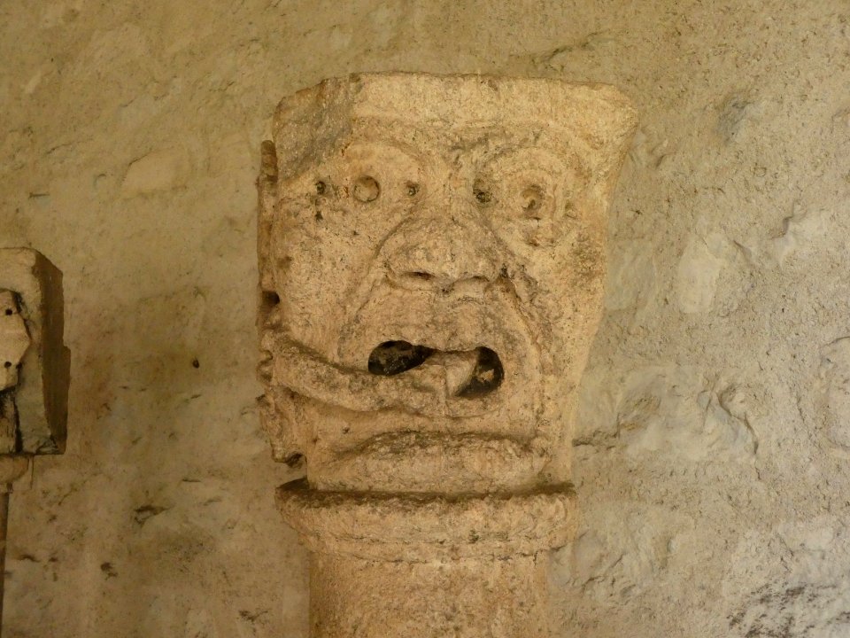 Vienne - Abbaye Saint-André-le-Bas - Cloître - Exposition de chapiteaux 01