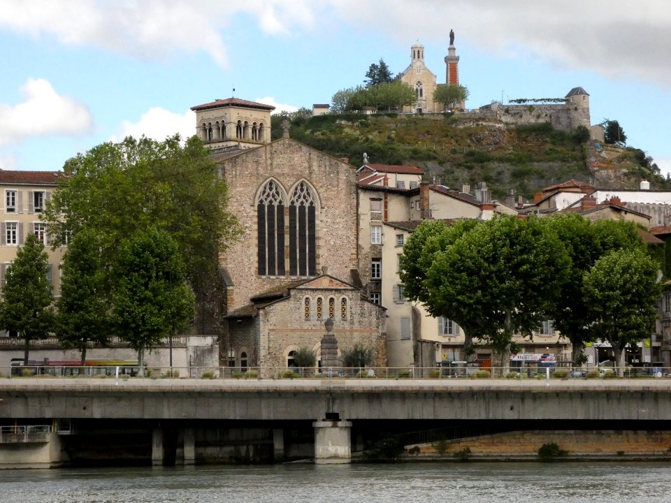 Vienne - Quai du Rhône, église Saint-André-le-Bas et chapelle Notre-Dame-de-la-Salette, depuis Saint-Romain-en-Gal