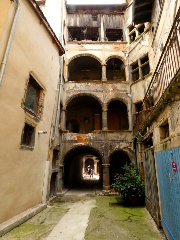 Vienne - Rue Marchande - Maison Renaissance aux numéros 45-49 - Cour intérieure 01