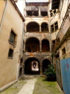 Vienne - Rue Marchande - Maison Renaissance aux numéros 45-49 - Cour intérieure 01