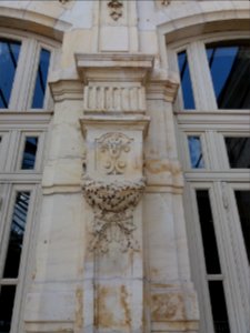 Vichy - Palais des Congrès, sculpture entre deux portes fenêtres