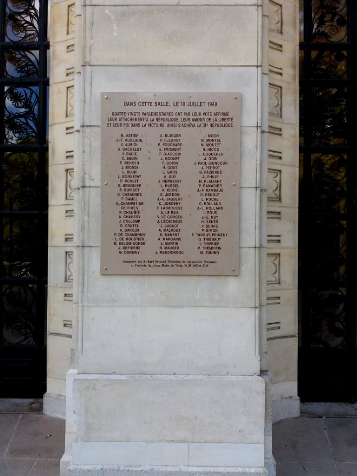 Vichy - Palais des Congrès, plaque des 80 parlementaires