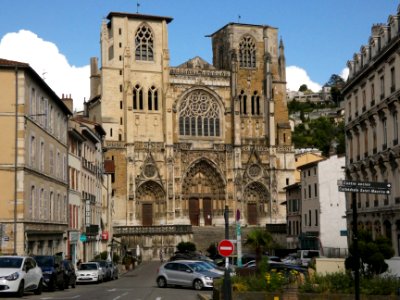 Vienne - Place Saint-Maurice - Vue sur l'église Saint-Maurice
