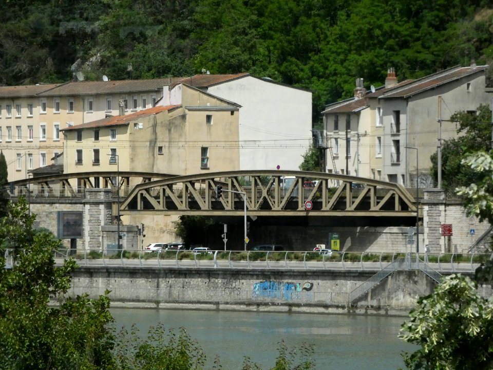 Vienne - Quai Pajot - Pont de chemin de fer de la rue Francisque Bonnier, vu depuis le musée gallo-romain de Saint-Romain-en-Gal