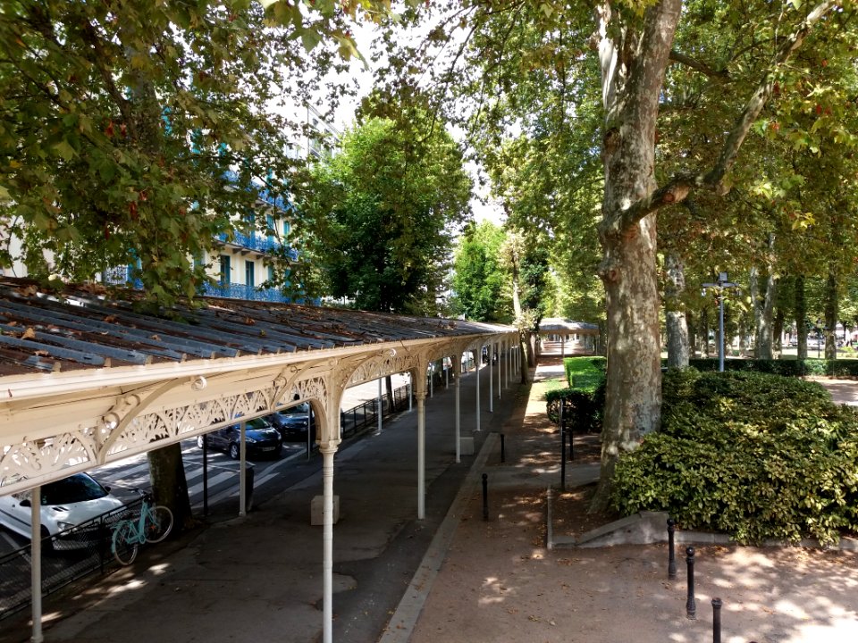 Vichy - Parc des Sources, galerie couverte vue de la terrasse du palais des Congrès