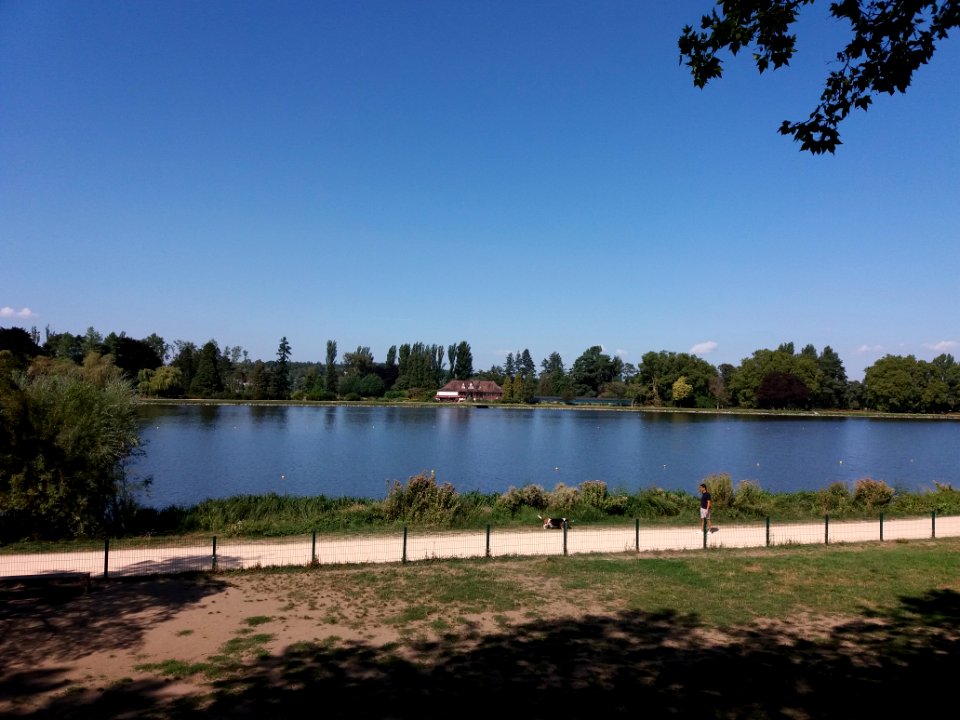 Vichy - Parc Napoléon III, chemin au bord de l'Allier et villa