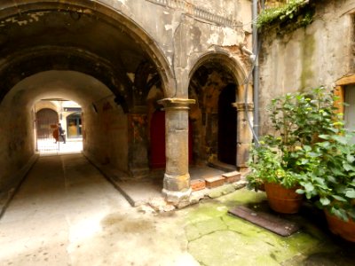 Vienne - Rue Marchande - Maison Renaissance aux numéros 45-49 - Cour intérieure 03