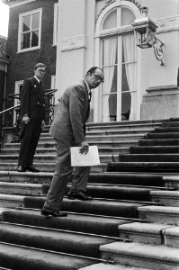 Vice-voorzitter Raad van State, Marinus Ruppert, op de trappen van Huis ten Bosc, Bestanddeelnr 929-2748