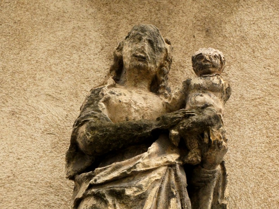 Vienne - Rue de Bourgogne - Vierge à l'Enfant, à l'angle de la rue du 4 Septembre - Détail 01