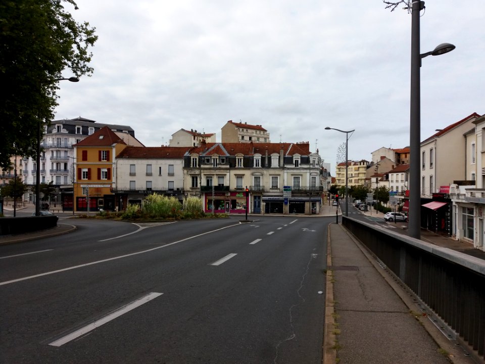 Vichy - Avenue de Gramont, vers le sud-ouest en descendant du pont