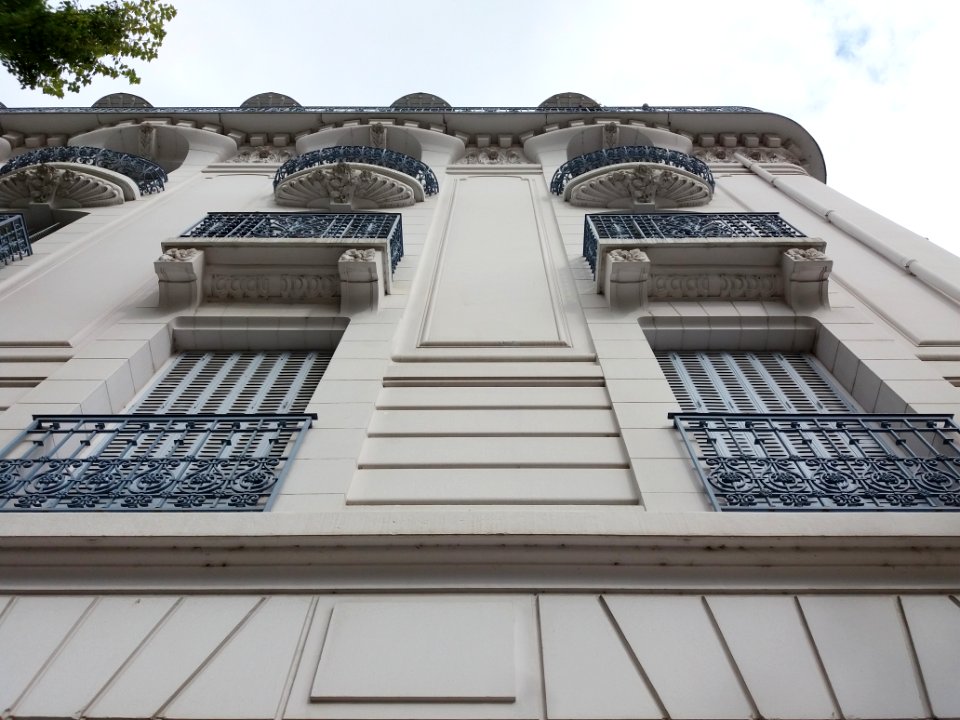 Vichy - Avenue Doumer, immeuble à l'angle de la place de la Gare