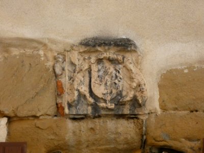 Vienne - Parvis Jean-Paul II - Blason au-dessus d'une porte