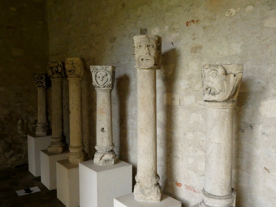 Vienne - Abbaye Saint-André-le-Bas - Cloître - Exposition de chapiteaux 02