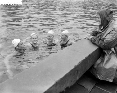 Vier Naardenzwemsters die naar de Olympische Spelen gaan v.l.n.r. A. den Haan , , Bestanddeelnr 911-5024