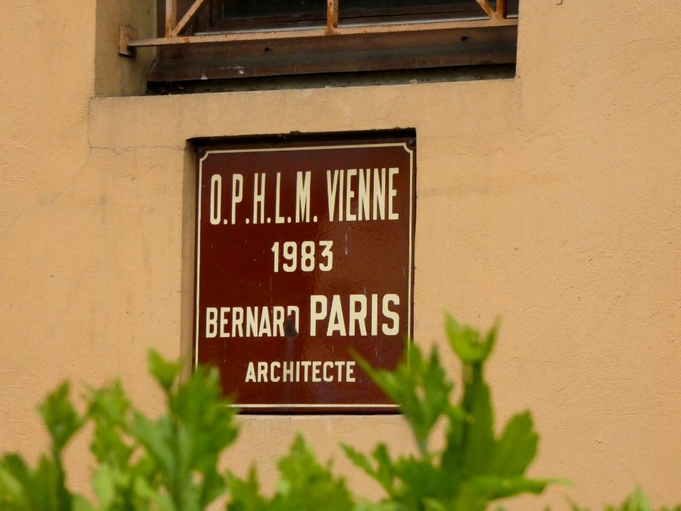 Vienne - Place de la Cocarde - Plaque OPHLM Vienne 1983 Bernard Paris architecte