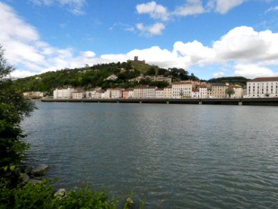Vienne - Quai Pajot et château de la Bâtie, depuis Saint-Romain-en-Gal
