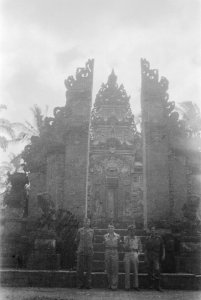 Vier Nederlandse officieren poseren voor een Balinese tempel, Bestanddeelnr 10-6-5