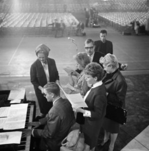 Vier sterretjes van AVRO-Caralcade Joke van der Berg, Greetje Kauffeld, Annie P, Bestanddeelnr 915-3120