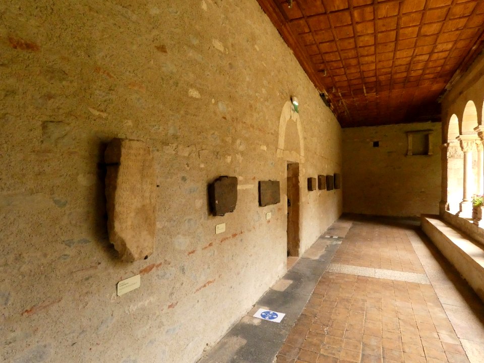 Vienne - Abbaye Saint-André-le-Bas - Cloître - Plaques exposées contre le mur