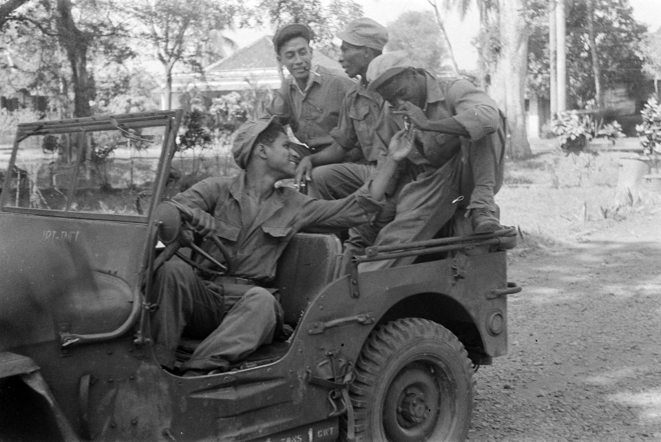 Vier soldaten tijdens een pauze in een jeep, Bestanddeelnr 8-4-1