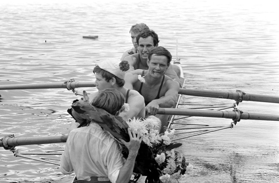 Vier met stuurman van Laga met bloemen, Bestanddeelnr 922-6668