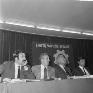 Vier leden van het partijbestuur, zittend aan de bestuurstafel Van der Louw, Kl, Bestanddeelnr 921-7018