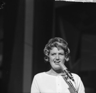 Vier sterretjes van AVRO-Caralcade. Mieke Telkamp (zingend), Bestanddeelnr 915-3122