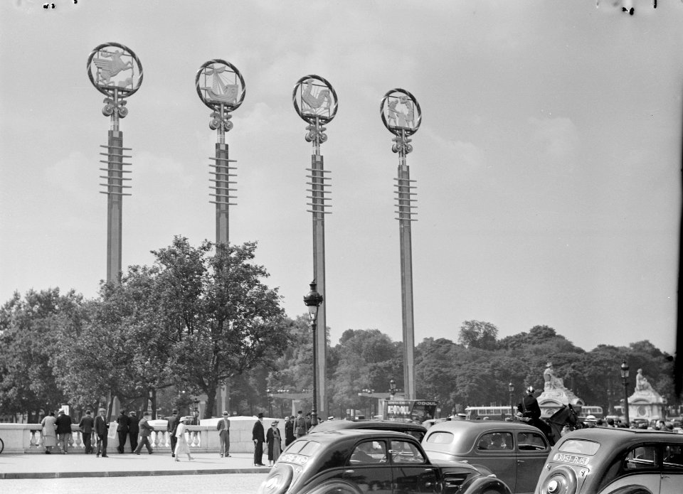 Vier masten met symbolen bij de Franse paviljoens, met publiek, autoverkeer, waa, Bestanddeelnr 254-2668