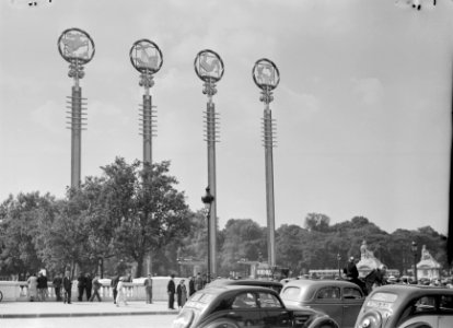 Vier masten met symbolen bij de Franse paviljoens, met publiek, autoverkeer, waa, Bestanddeelnr 254-2668