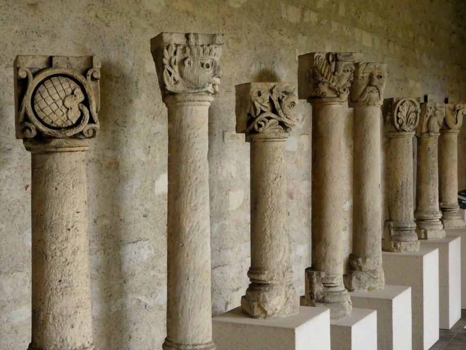 Vienne - Abbaye Saint-André-le-Bas - Cloître - Exposition de chapiteaux 03
