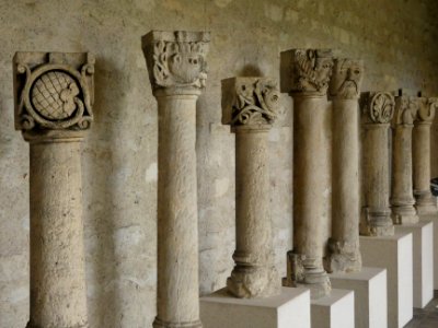 Vienne - Abbaye Saint-André-le-Bas - Cloître - Exposition de chapiteaux 03