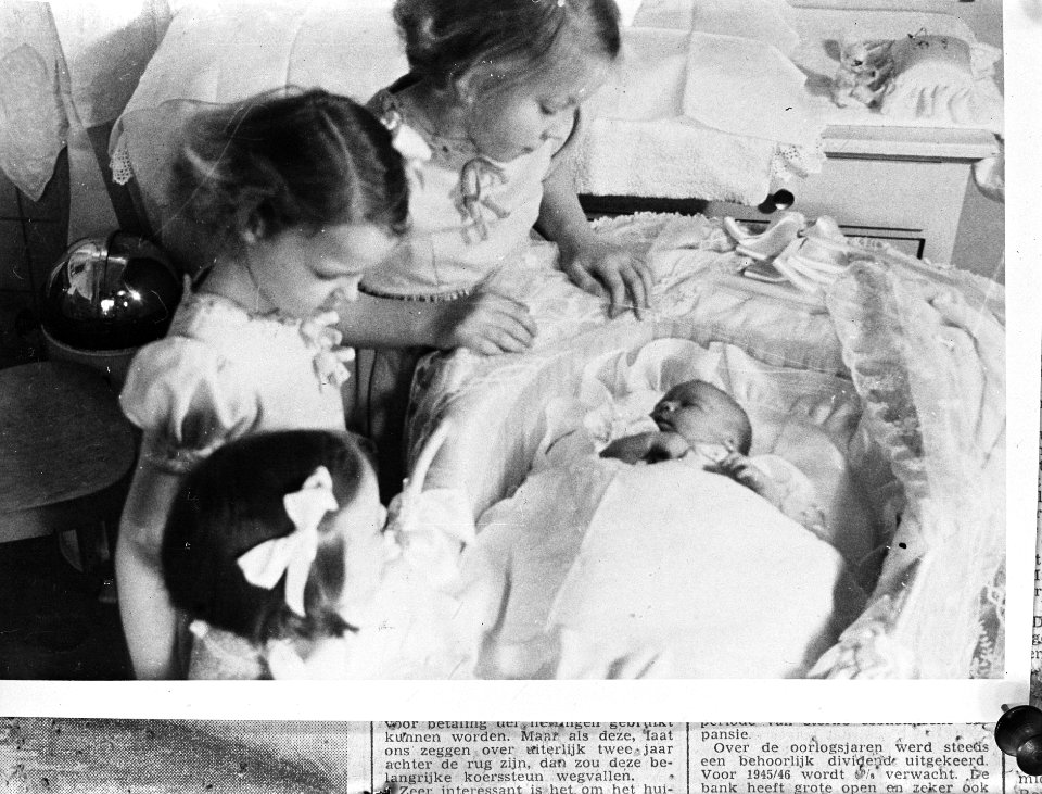 Vier prinsesjes. Prinsessen Margriet, Irene en Beatrix bekijken de pasgeboren pr, Bestanddeelnr 902-0514