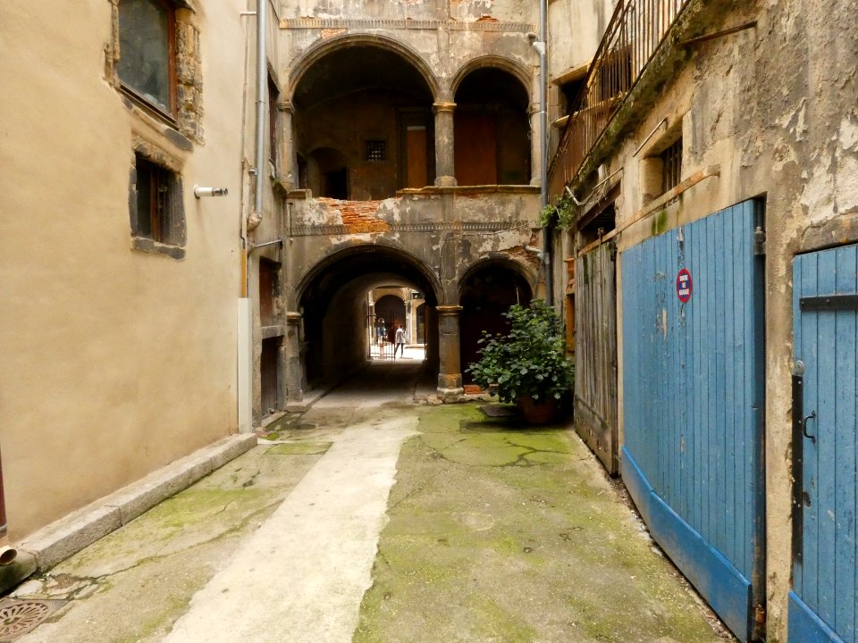Vienne - Rue Marchande - Maison Renaissance aux numéros 45-49 - Cour intérieure 02