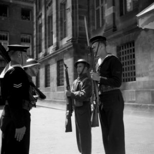 Vier militairen voor het Koninklijk Paleis, Bestanddeelnr 255-9156