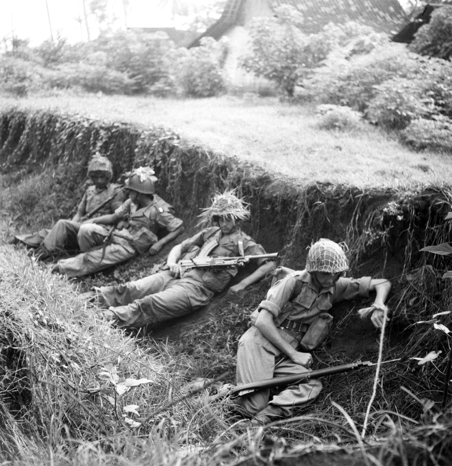 Vier militairen liggen verdekt in een greppel Neem in een hinderlaag een gem, Bestanddeelnr 15809