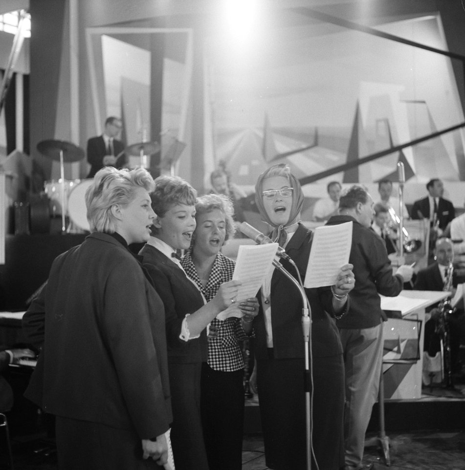 Vier sterretjes van AVRO-Cavalcade Joke van der Berg, Greetje Kauffeld, Annie P, Bestanddeelnr 915-3119