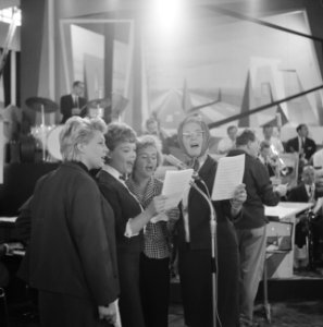 Vier sterretjes van AVRO-Cavalcade Joke van der Berg, Greetje Kauffeld, Annie P, Bestanddeelnr 915-3119